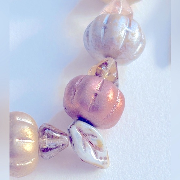 NWOT bracelet Pumpkins & Autumn Leaves metallics Czech Glass, charms, stretch - Picture 6 of 8